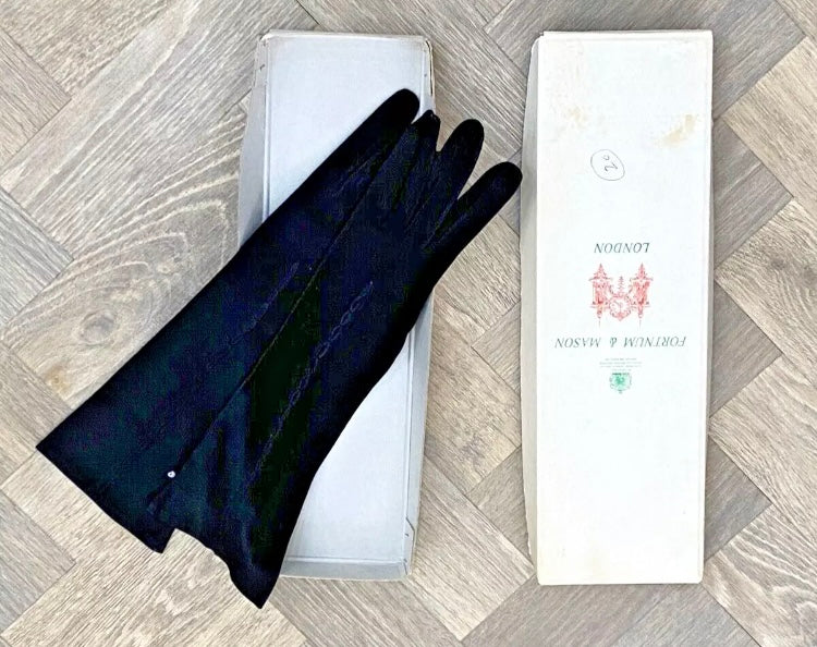 Emille Perrin Swiss kid long gloves