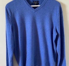 Load image into Gallery viewer, Club Room V two ply cashmere
