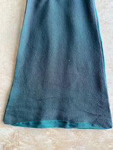 Load image into Gallery viewer, Vintage green 40’s  crepe “cravat” scarf.
