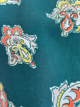 Load image into Gallery viewer, Vintage green 40’s  crepe “cravat” scarf.
